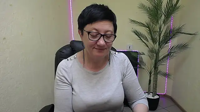 Snapshot of EmilyL0ve chatting on May 31, 2026, 5:19 pm EmilyL0ve online show from May 31, 2026, 5:19 pm