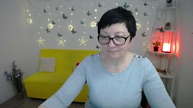 Snapshot of EmilyL0ve chatting on April 16, 2026, 5:25 pm EmilyL0ve online show from April 16, 2026, 5:25 pm