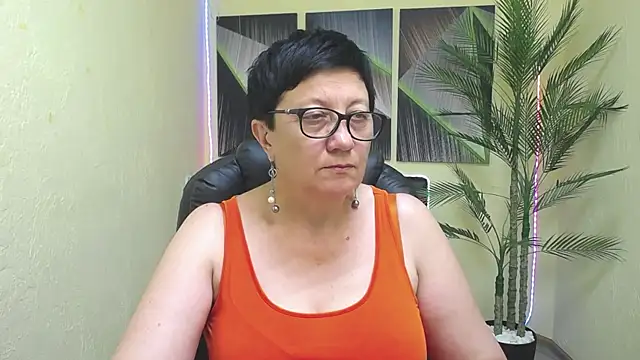 Snapshot of EmilyL0ve chatting on July 9, 2026, 5:01 pm EmilyL0ve online show from July 9, 2026, 5:01 pm