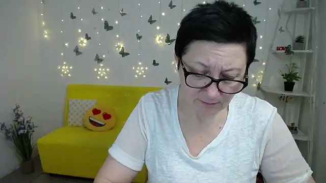 Snapshot of EmilyL0ve chatting on March 8, 2026, 2:04 am EmilyL0ve online show from March 8, 2026, 2:04 am