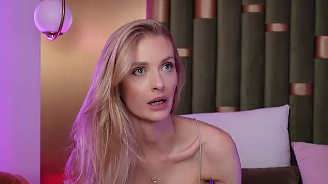 Snapshot of AmeliaAngel chatting on December 16, 2025, 5:28 pm AmeliaAngel online show from December 16, 2025, 5:28 pm