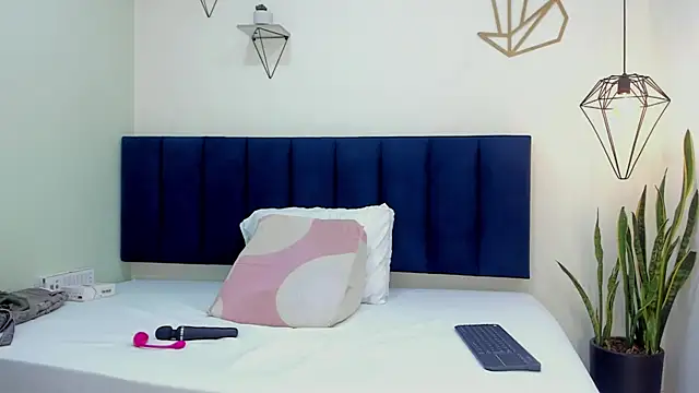 Snapshot of mayaevansmg chatting on February 20, 2026, 12:18 pm mayaevansmg online show from February 20, 2026, 12:18 pm