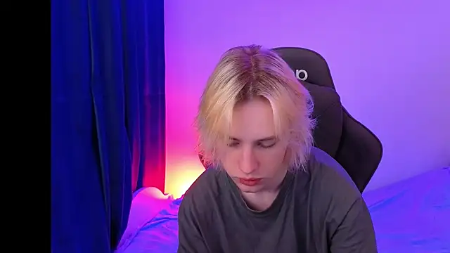 lucidangelok1 online show from April 8, 2026, 7:10 am