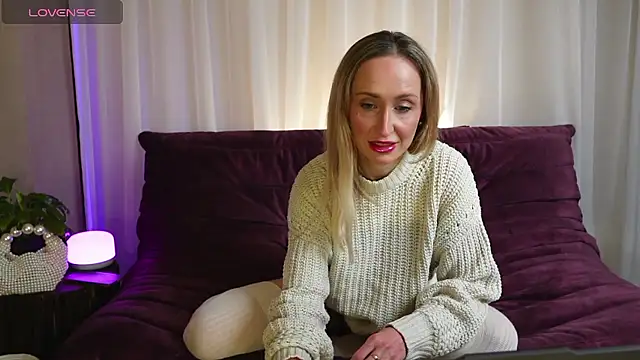 Snapshot of Emely_Moon chatting on January 18, 2026, 10:35 pm Emely Moon online show from January 18, 2026, 10:35 pm