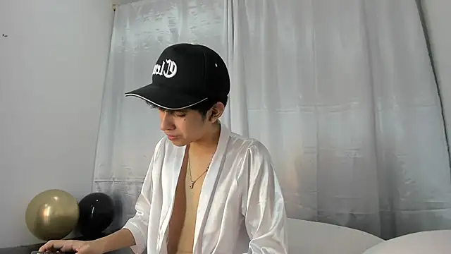 Snapshot of julian_xx chatting on May 18, 2026, 6:56 pm julian xx online show from May 18, 2026, 6:56 pm