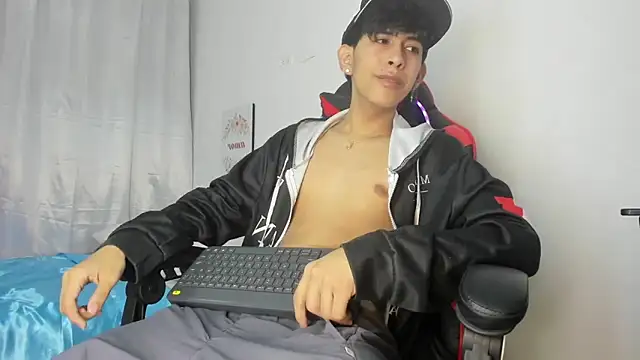 Snapshot of julian_xx chatting on April 23, 2026, 7:59 pm julian xx online show from April 23, 2026, 7:59 pm