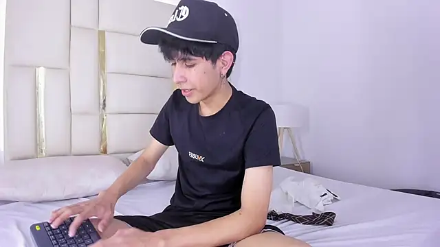 julian xx online show from July 23, 2026, 7:32 pm