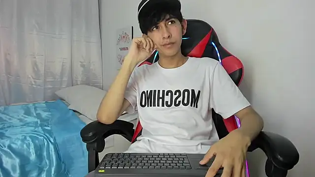 Snapshot of julian_xx chatting on April 30, 2026, 7:10 pm julian xx online show from April 30, 2026, 7:10 pm