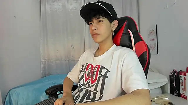 Snapshot of julian_xx chatting on April 29, 2026, 7:09 pm julian xx online show from April 29, 2026, 7:09 pm