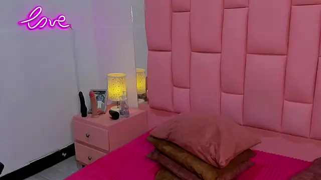 AgatthaRose online show from February 4, 2026, 7:31 pm