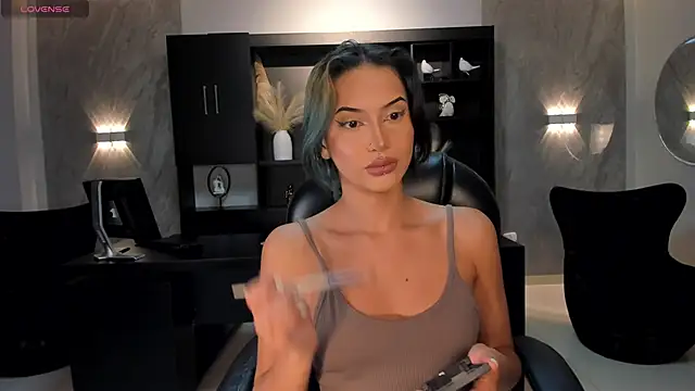 KayraLanne online show from April 10, 2026, 3:57 am