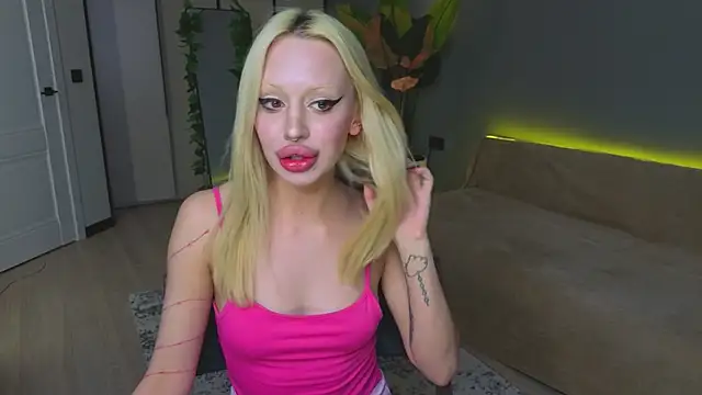 Snapshot of Luna_Beverly chatting on April 22, 2026, 8:26 pm Luna Beverly online show from April 22, 2026, 8:26 pm