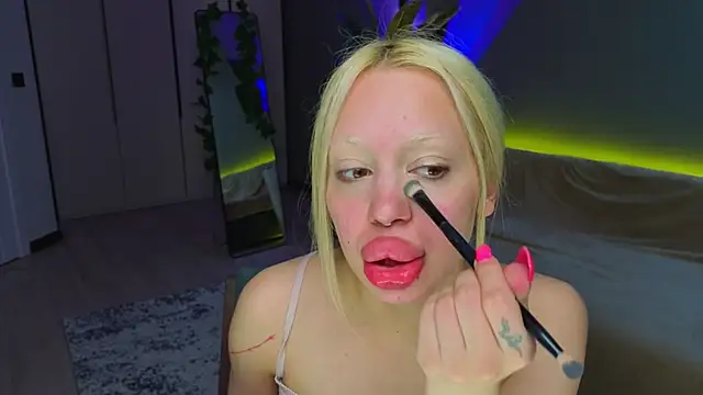 Snapshot of Luna_Beverly chatting on May 26, 2026, 8:29 pm Luna Beverly online show from May 26, 2026, 8:29 pm