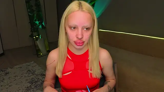 Snapshot of Luna_Beverly chatting on May 21, 2026, 8:39 pm Luna Beverly online show from May 21, 2026, 8:39 pm