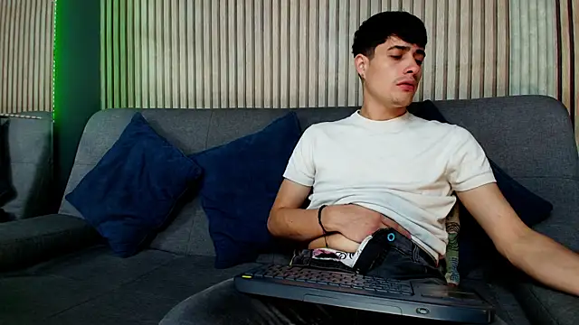 Snapshot of bro_friends chatting on January 11, 2026, 12:28 am bro friends online show from January 11, 2026, 12:28 am