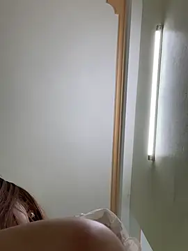 Snapshot of Liness101 chatting on February 18, 2026, 12:01 pm Liness101 online show from February 18, 2026, 12:01 pm