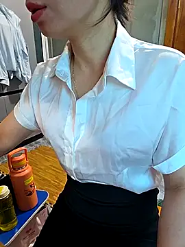 Snapshot of moon_baby99 chatting on May 5, 2026, 1:08 am moon baby99 online show from May 5, 2026, 1:08 am