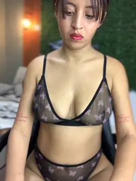 Snapshot of PaulaSweetFire_ chatting on February 4, 2026, 10:38 pm PaulaSweetFire online show from February 4, 2026, 10:38 pm