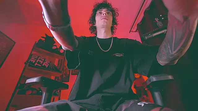 Snapshot of Olliver___y chatting on June 17, 2026, 2:33 am Olliver y online show from June 17, 2026, 2:33 am