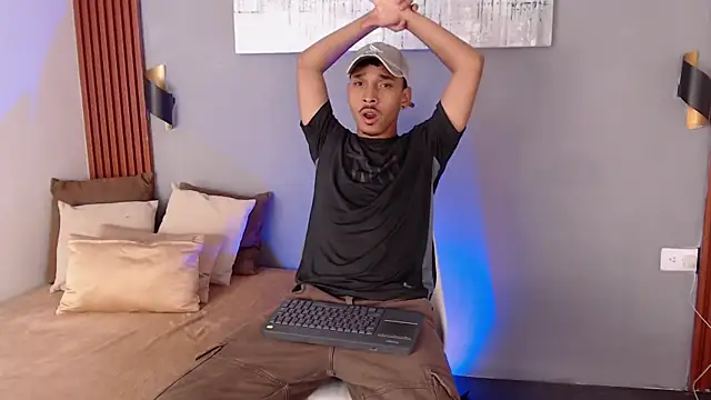 Julian Dark  online show from March 3, 2026, 4:08 am