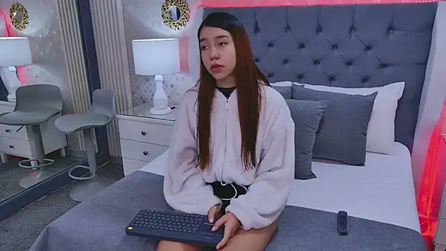 Snapshot of VioletFroost chatting on February 1, 2026, 12:25 pm VioletFroost online show from February 1, 2026, 12:25 pm