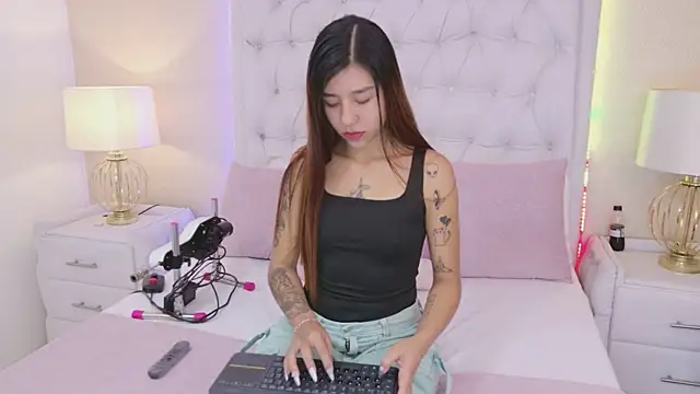 Snapshot of VioletFroost chatting on January 11, 2026, 12:12 pm VioletFroost online show from January 11, 2026, 12:12 pm