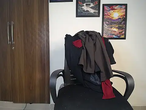 Snapshot of Loving_crush69 chatting on February 14, 2026, 6:35 am Loving crush69 online show from February 14, 2026, 6:35 am