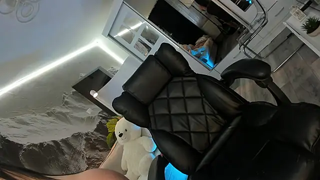 Ivy Bellee online show from February 10, 2026, 6:12 am