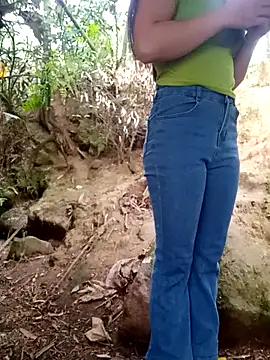 Snapshot of him220 chatting on April 15, 2026, 11:27 pm him220 online show from April 15, 2026, 11:27 pm