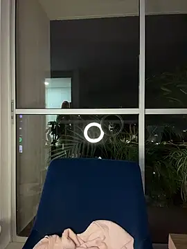 alesziarose  online show from March 6, 2026, 12:05 am