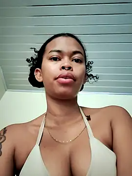 Snapshot of shenna_brunette chatting on February 18, 2026, 3:30 pm shenna brunette online show from February 18, 2026, 3:30 pm