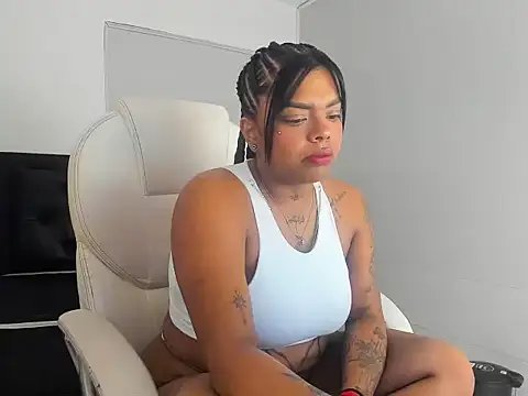 Snapshot of LunaFever69 chatting on February 24, 2026, 2:45 am LunaFever69 online show from February 24, 2026, 2:45 am