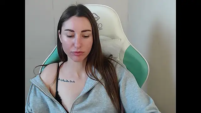 Snapshot of cammila_horn chatting on January 13, 2026, 12:42 pm cammila horn online show from January 13, 2026, 12:42 pm