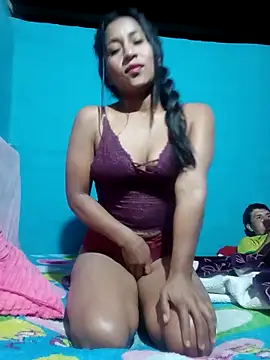 Snapshot of Saraa_xx chatting on February 3, 2026, 2:43 am Saraa xx online show from February 3, 2026, 2:43 am