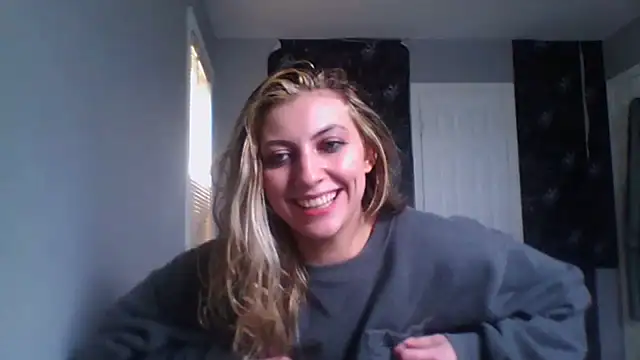 Snapshot of KellyKardashian chatting on April 18, 2026, 6:32 pm KellyKardashian online show from April 18, 2026, 6:32 pm