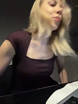 Snapshot of ElenaWhitmore chatting on January 18, 2026, 7:39 pm ElenaWhitmore online show from January 18, 2026, 7:39 pm