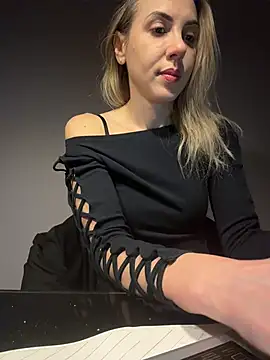 Snapshot of ElenaWhitmore chatting on February 23, 2026, 10:32 pm ElenaWhitmore online show from February 23, 2026, 10:32 pm