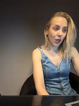 Snapshot of ElenaWhitmore chatting on May 1, 2026, 9:42 pm ElenaWhitmore online show from May 1, 2026, 9:42 pm
