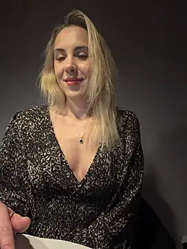 Snapshot of ElenaWhitmore chatting on February 3, 2026, 10:04 pm ElenaWhitmore online show from February 3, 2026, 10:04 pm