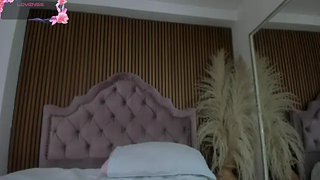 Violett hott  online show from April 21, 2026, 12:23 pm
