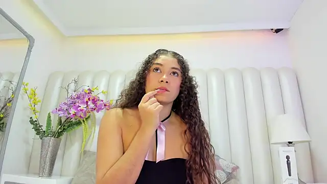 Snapshot of CamilaCastillo chatting on April 16, 2026, 9:39 pm CamilaCastillo online show from April 16, 2026, 9:39 pm