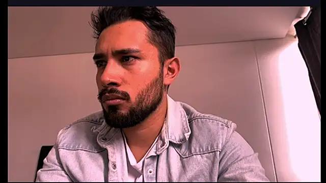 Snapshot of axell_torrez chatting on January 16, 2026, 8:24 pm axell torrez online show from January 16, 2026, 8:24 pm