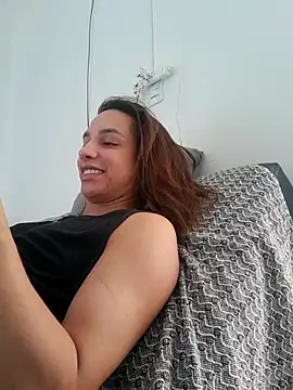 ofjuliaa online show from April 4, 2026, 2:12 pm