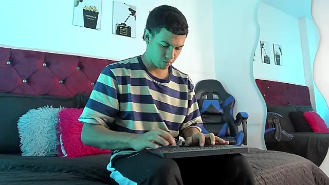 Liamsubtle01 online show from May 14, 2026, 11:07 am