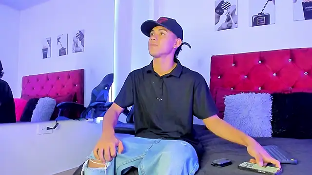 Liamsubtle01 online show from April 19, 2026, 2:01 am