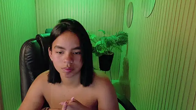 Snapshot of SofiaMante_ chatting on May 27, 2026, 7:21 pm SofiaMante online show from May 27, 2026, 7:21 pm