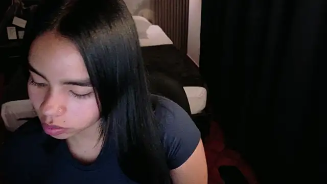 Snapshot of SofiaMante_ chatting on April 18, 2026, 12:46 am SofiaMante online show from April 18, 2026, 12:46 am