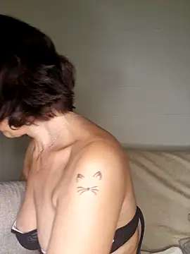 larizinha2026 online show from February 3, 2026, 3:26 am