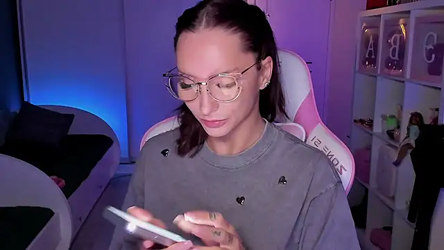 Snapshot of SibylVex chatting on February 6, 2026, 3:52 pm SibylVex online show from February 6, 2026, 3:52 pm