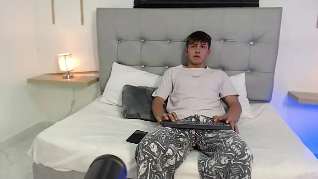 Snapshot of johnny_blake_ chatting on January 19, 2026, 12:03 am johnny blake online show from January 19, 2026, 12:03 am